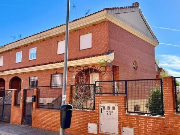 Casa adosada en venta en Escritor Javier Reverte, Torija