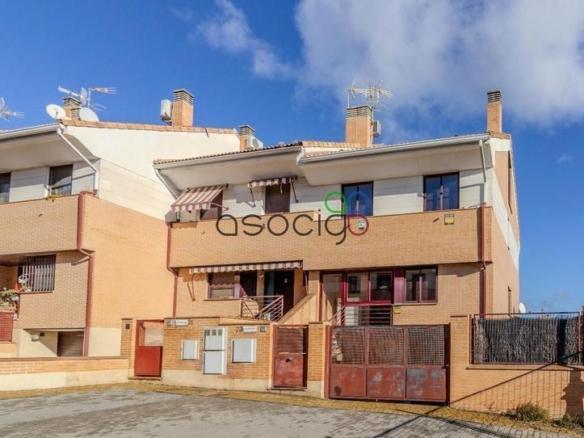 Casa adosada en venta en Estación – Los Manantiales