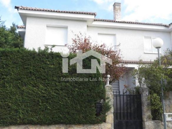 House or villa for sale on Calle la Luz, Navalperal de Pinares