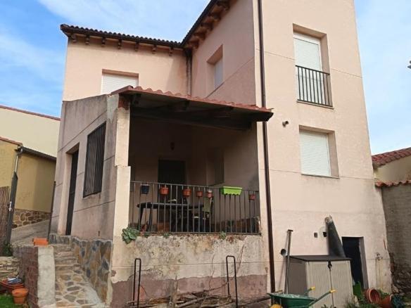 Townhouse for sale on Calle Fuente, 137, Santiago del Tormes