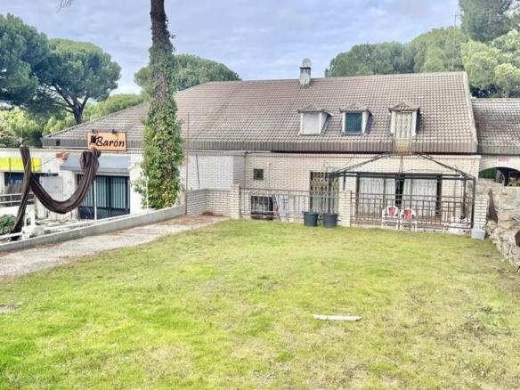 Commercial premises for sale in Del Pinar, Maello