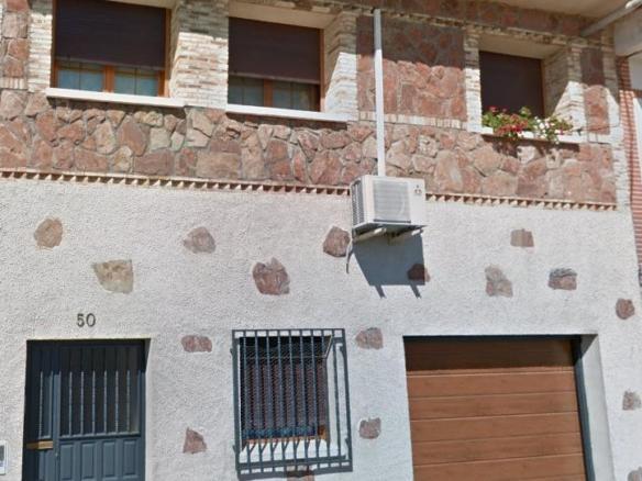 Townhouse for sale on Calle del Castañar, El Tiemblo