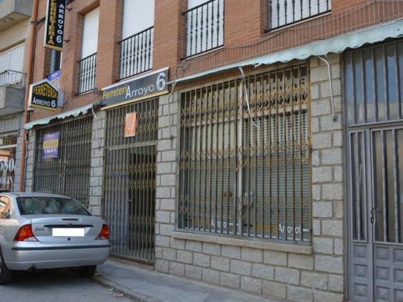 Building for sale on Calle Arroyo, Sotillo de la Adrada