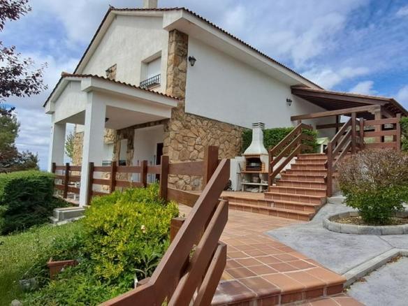 House or villa for sale on Calle Circular II, Maello