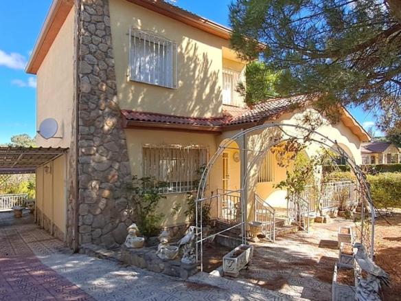 House or villa for sale on Calle Castilla, Maello