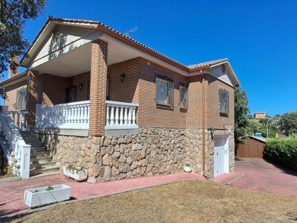 House or villa for sale on Calle Castilla, Maello