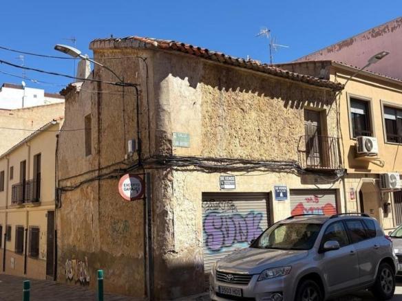 House or villa for sale on Calle San Antonio, Almansa