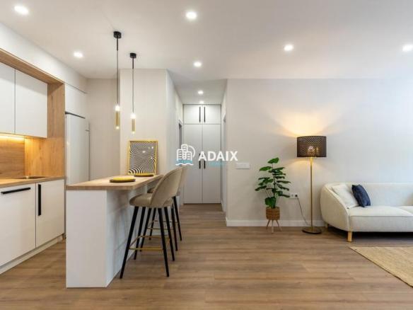 Apartment for sale on Avenida de Los Pilares, Centro