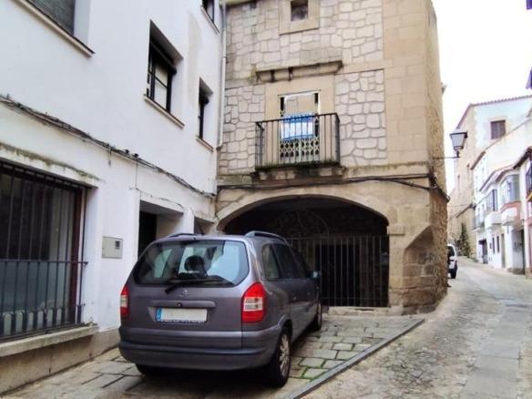 Building for sale on Arquillo Street, Trujillo