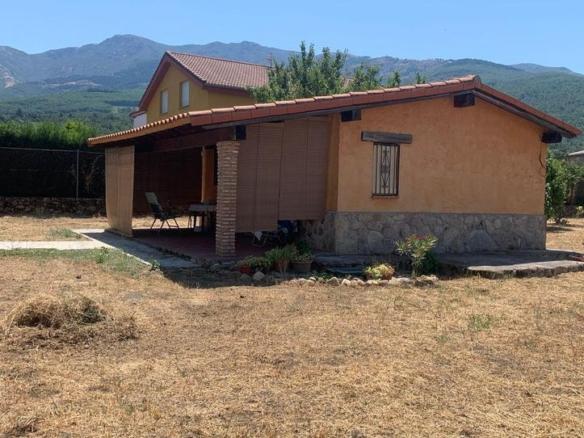 Rustic property for sale on Avenida Los Pinos, Hervás