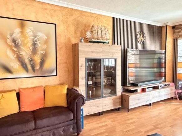Apartment for sale on Calle Cabezuela, Miralvalle – Av. Virgen del Puerto – La Data