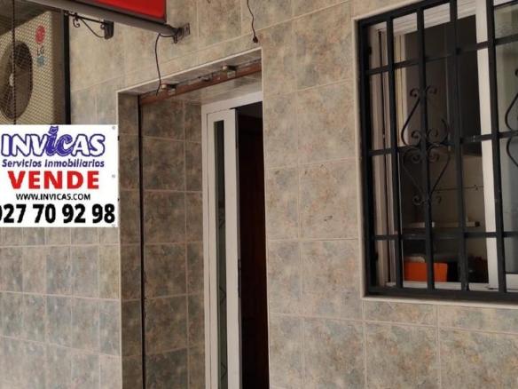 Commercial premises for sale on Calle Mazuela, Miralvalle – Av. Virgen del Puerto – La Data
