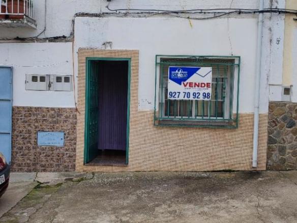 House or villa for sale on Calle Jardín, Serradilla