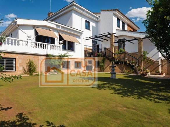 Townhouse for sale on Calle Carolina Coronado, Ruta de la Plata