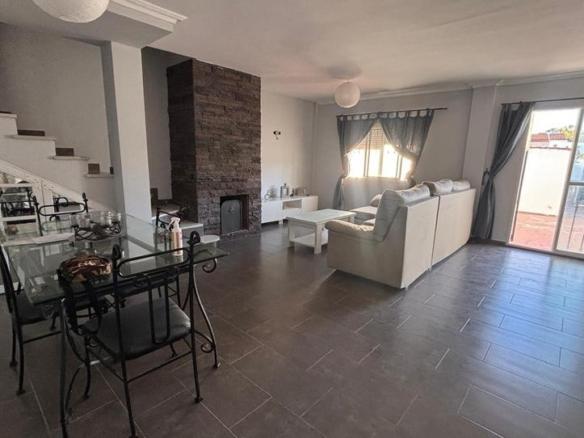 Townhouse for sale in Los Barrios