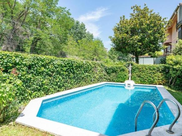 Townhouse for sale on Avenida Campogiro, Alisal – San Román