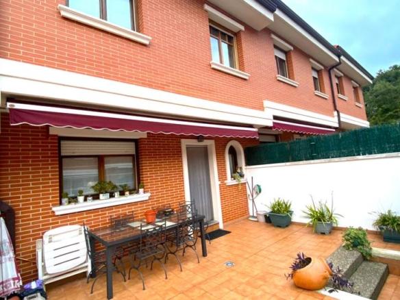 Townhouse for sale on Calle del Alto de la Cruz, Cotolino