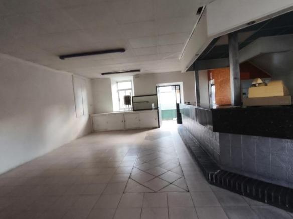 Commercial premises for sale on Calle Albericia, Alisal – San Román