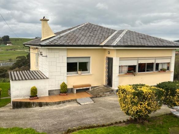 House or villa for sale on Calle Virgen del Monte, Bárcena de Cudón – Gomazo