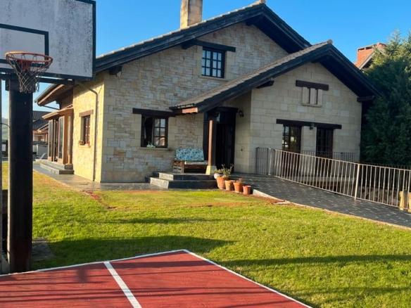 House or villa for sale on Avenida la Constitución, Suances