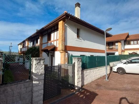 Townhouse for sale in Barrio de Helguera, Reocín