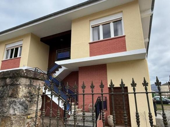 House or villa for sale in Cabezón de la Sal – Av las Casucas, 9, Cabezón de la Sal