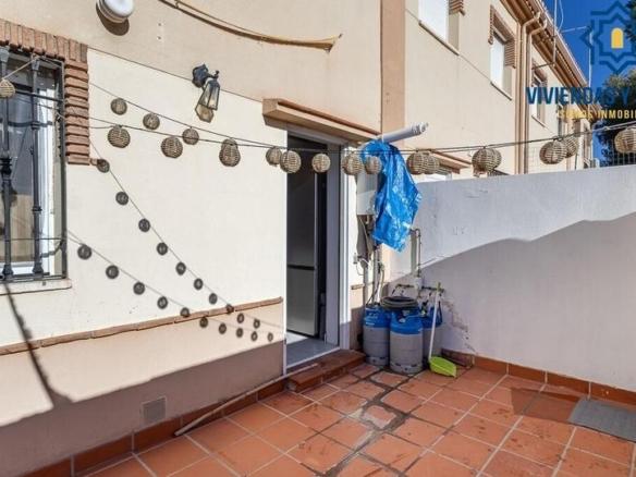 Townhouse for sale on Calle Mulhacen, 19, Barrio de la Vega