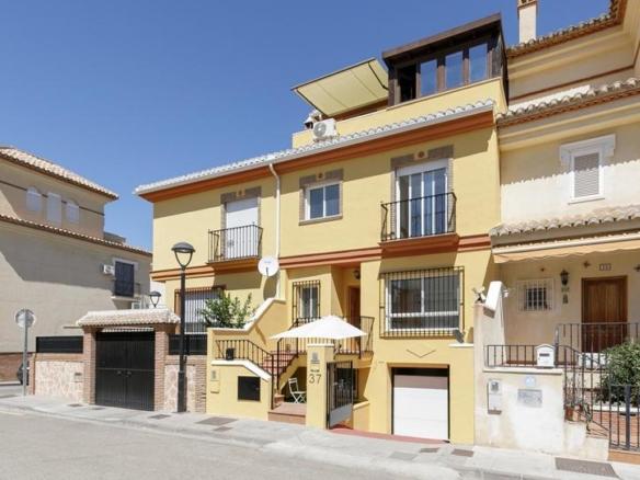 Townhouse for sale on Calle Rio Dilar, 37, Ogíjares