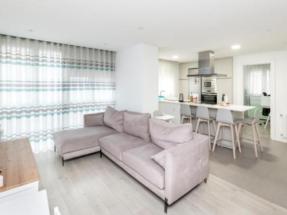 Apartment for sale on Calle de Buenos Aires, Camino de Ronda