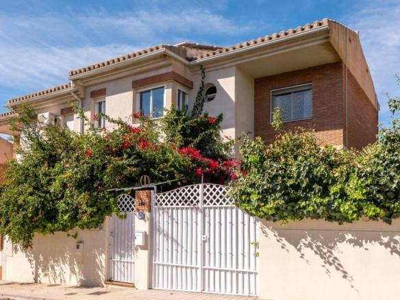 Townhouse for sale on Malta Street, Huétor Vega
