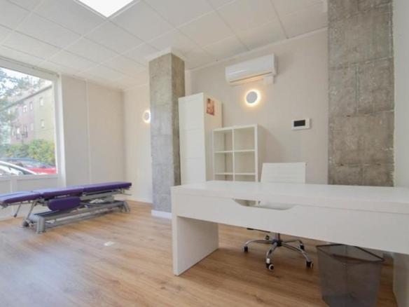 Commercial premises for sale on Calle Torre de Los Hidalgos, Castaño – Mirasierra
