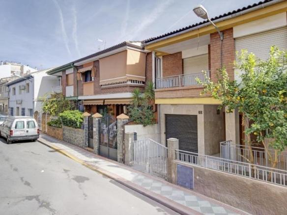 Townhouse for sale on Calle de Los Jardines, 33, Atarfe