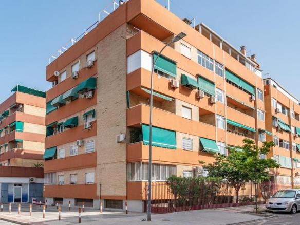 Apartment for sale on Isla Cristina Street, Zaidín neighborhood