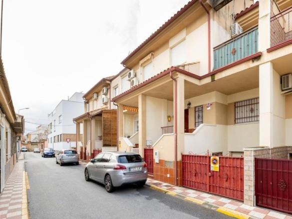 Townhouse for sale on Calle del Genil, Albolote