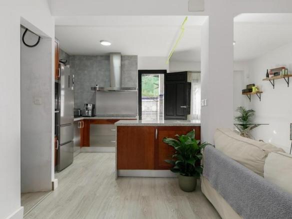 Townhouse for sale on Dorotea Street, Cervantes
