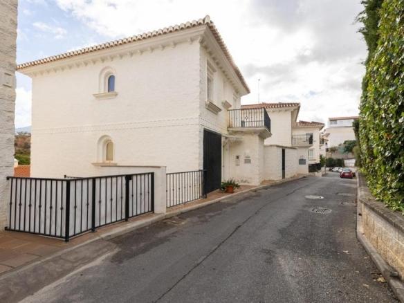 House or villa for sale on Calle Barranco Hondo, Gójar