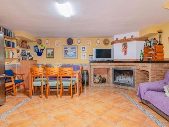Townhouse for sale on Calle Santa Clara, 8, La Zubia City