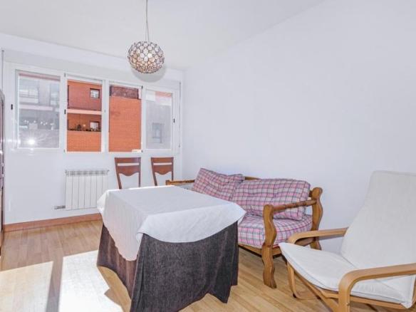 Apartment for sale on Albondón Street, Rosaleda – Juventud