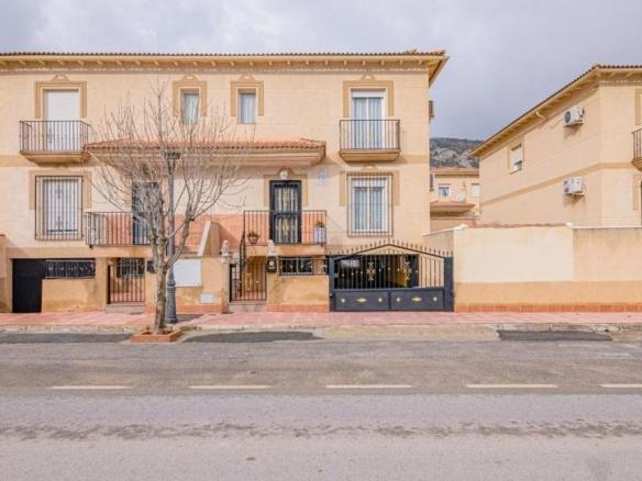 Townhouse for sale on Carretera Illora, 35, Íllora