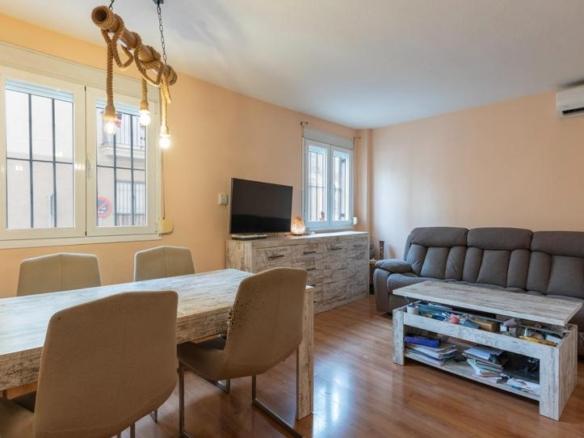 Ground floor apartment for sale on Calle Sebastian Elcano, Residencial Triana – Barrio Alto