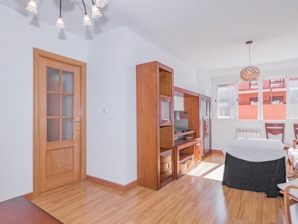 Apartment for sale on Albondón Street, Rosaleda – Juventud