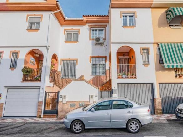 Townhouse for sale on Calle Santa Clara, La Zubia City