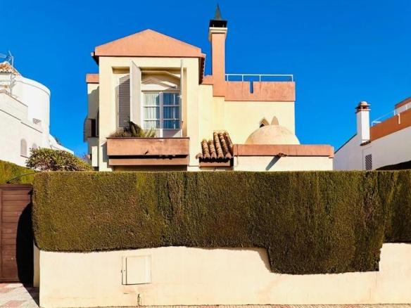 House or villa for sale on Calle de la Torre de Comares, Albolote