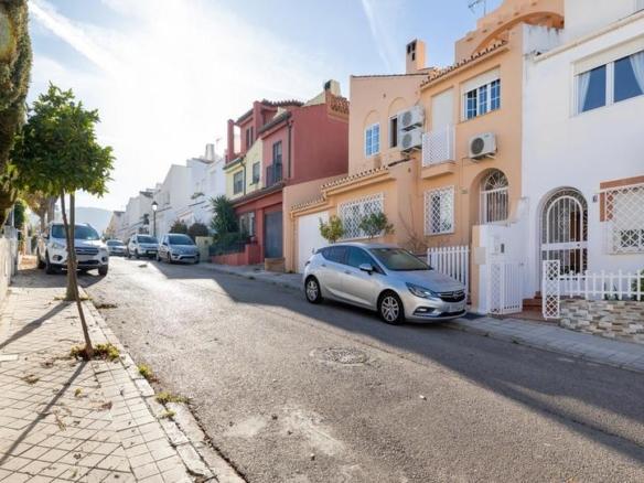 Townhouse for sale on Avenida Libertad, Huétor Vega