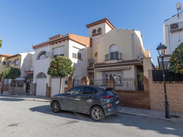 Townhouse for sale on Eladio la Presa Street, Santa Fe