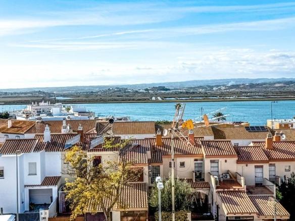 Townhouse for sale on Calle Cantabria, Ayamonte city