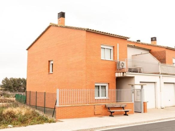 Townhouse for sale on Avenida Zaragoza, Sariñena