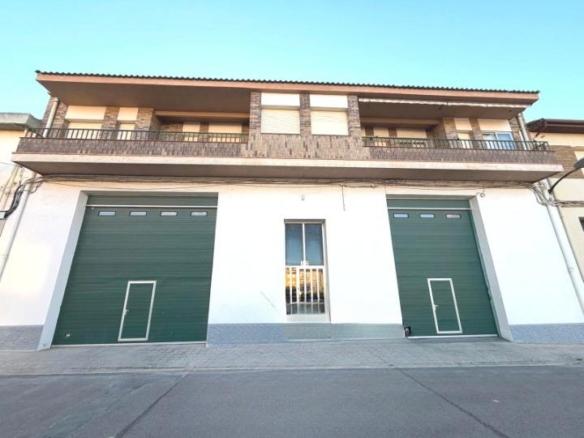 House or villa for sale on Calle Valencia, Binéfar