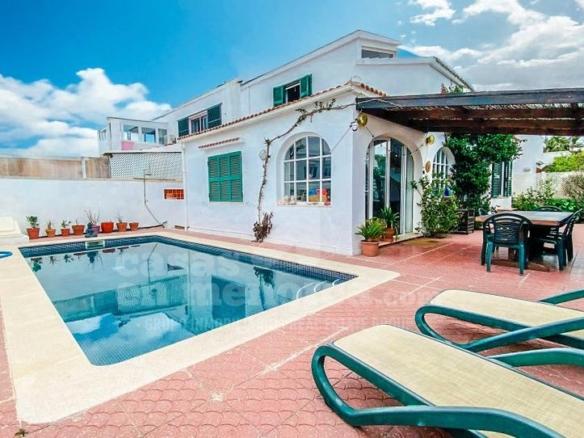 House or villa for sale in Cala Blanca