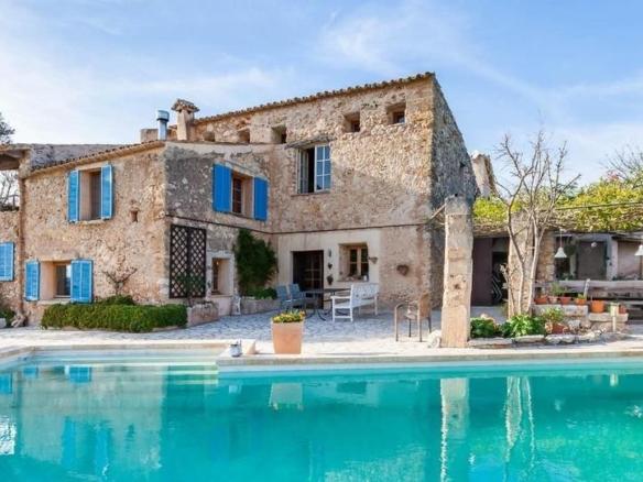 Rustic property for sale in a peri-urban area